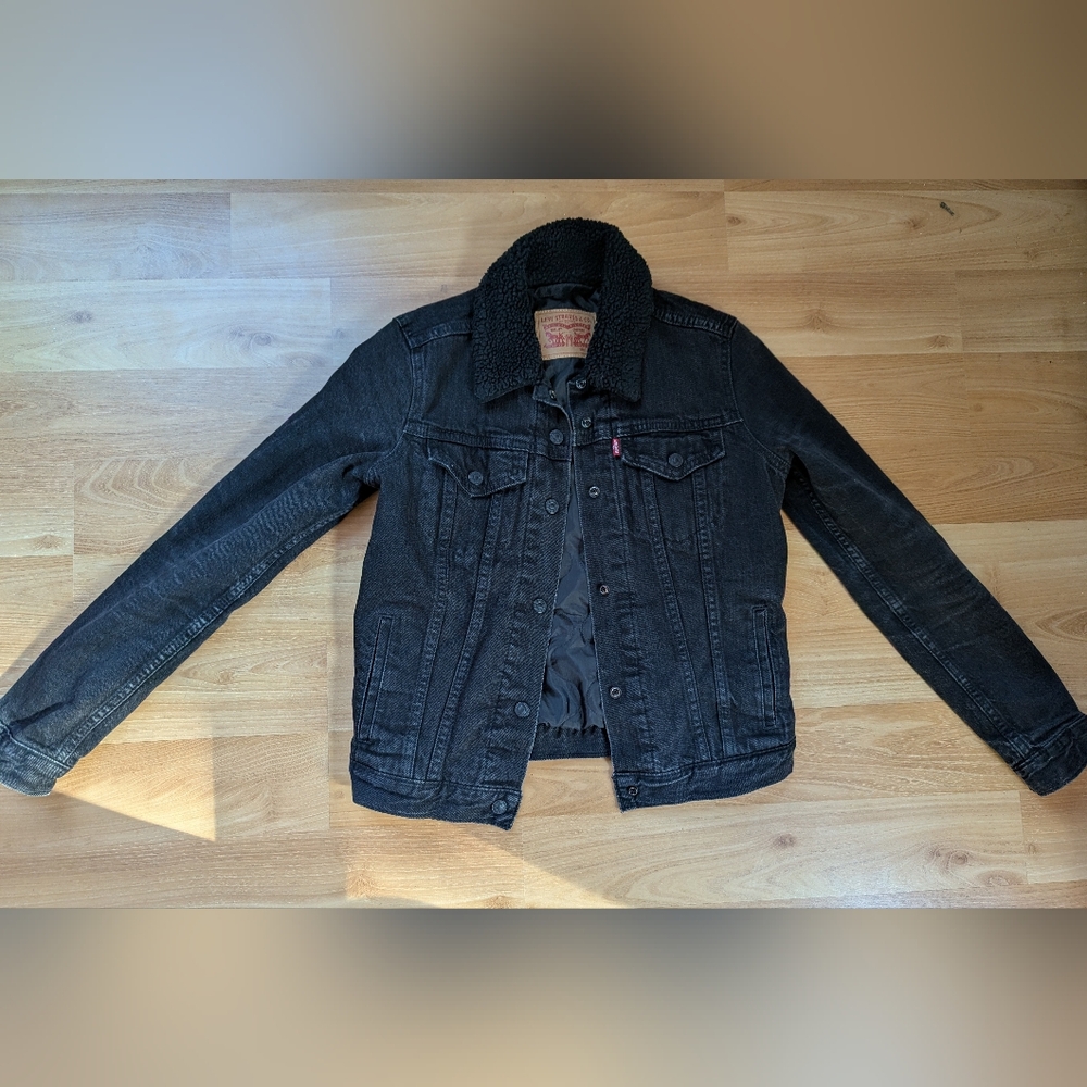 Levi's Women's Black Denim Jacket with Sherpa Collar. Size Small